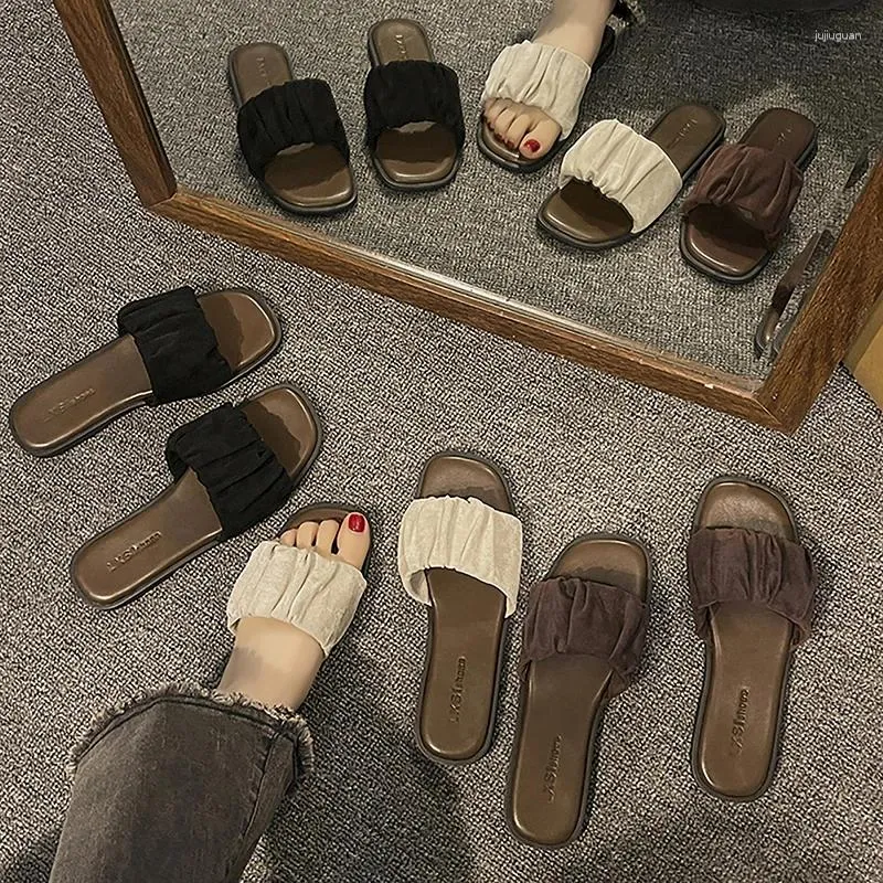 Hausschuhe für Damen, Sommer-Stil, Oberbekleidung, vielseitige rutschfeste Sandalen für den Innenbereich, weiche Sohle, bequemer quadratischer Kopf