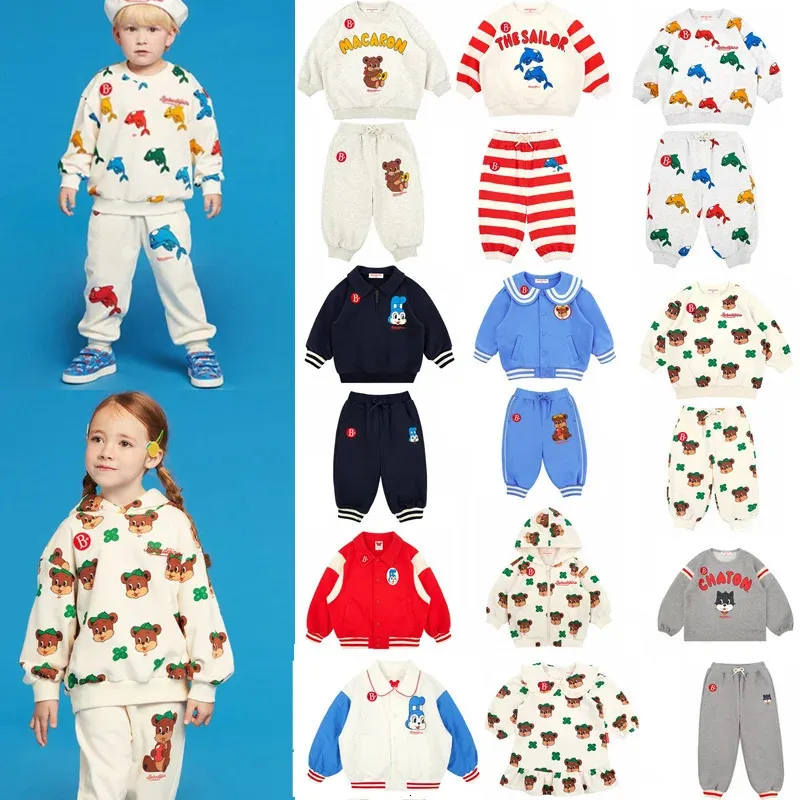 Korean Baby Sweatshirt Pant SE 2024 Spring Jacket Cartoon Clover Gedrukt Out -meter Kinderen Lange mouw T -shirt Sweet Girls -jurk 240320