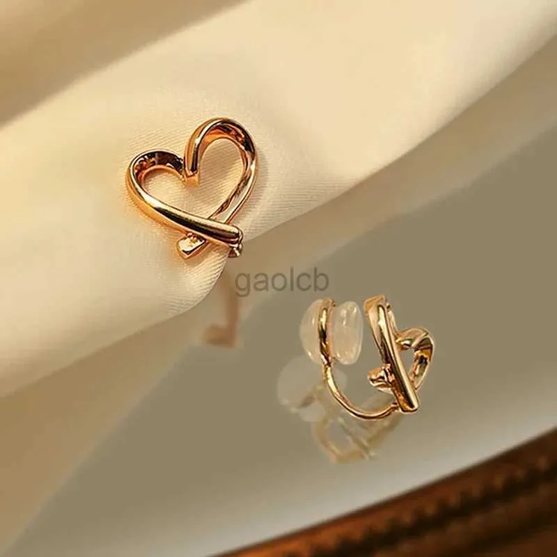 Hoop Huggie Clip de oreja en forma de corazón irregular, moderno y simple para mujer, pendientes de silicona no perforados, pendientes coreanos, regalos de joyería para fiesta 24326