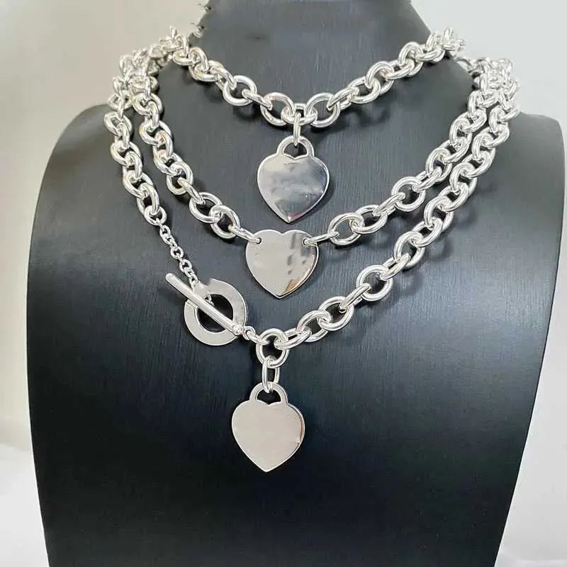 2024 Designer 925 Sterling Silver T Family Peach Heart Pendant Tjockkedja OT Halsband Kvinnors hjärtformade benben Justerbart temperament mångsidig stil