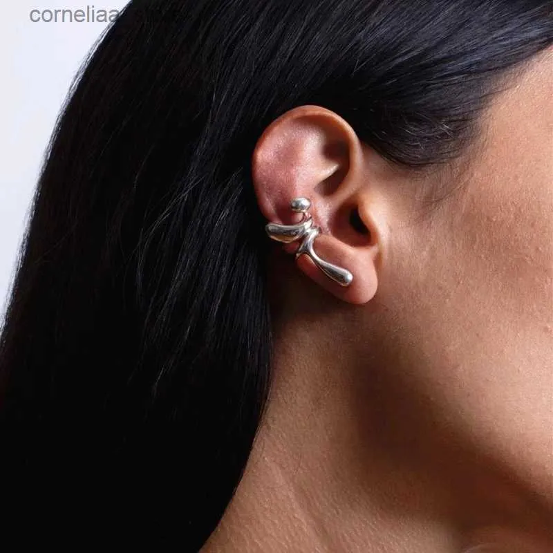 耳のカフ耳カフ1液体金属の不規則な二重層のイヤリングを添えたカフクリップイヤリング女性男性男性パンク漫画イヤリングビンテージジュエリーギフト