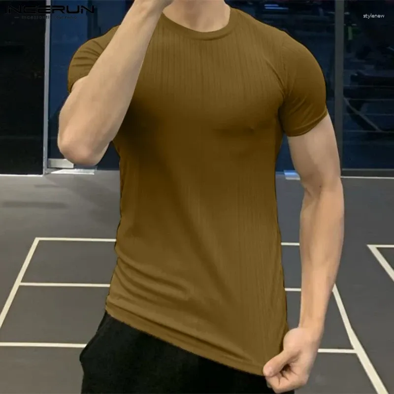Męskie koszulki Twyskowe stylowe wierzchołki Indeper On-Neck Design T-shirty Modne, całkowicie meczowe solidne krótkie rękawy Camiseta S-5xl 2024