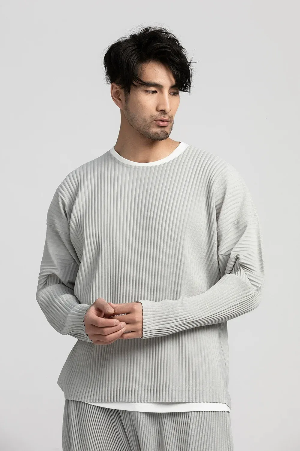 Miyake 주름 전체 슬리브 라운드 칼라 티셔츠 남성용 패션 일본 스트리트웨어 긴 슬리브 일반 티셔츠 캐주얼 탑 240311