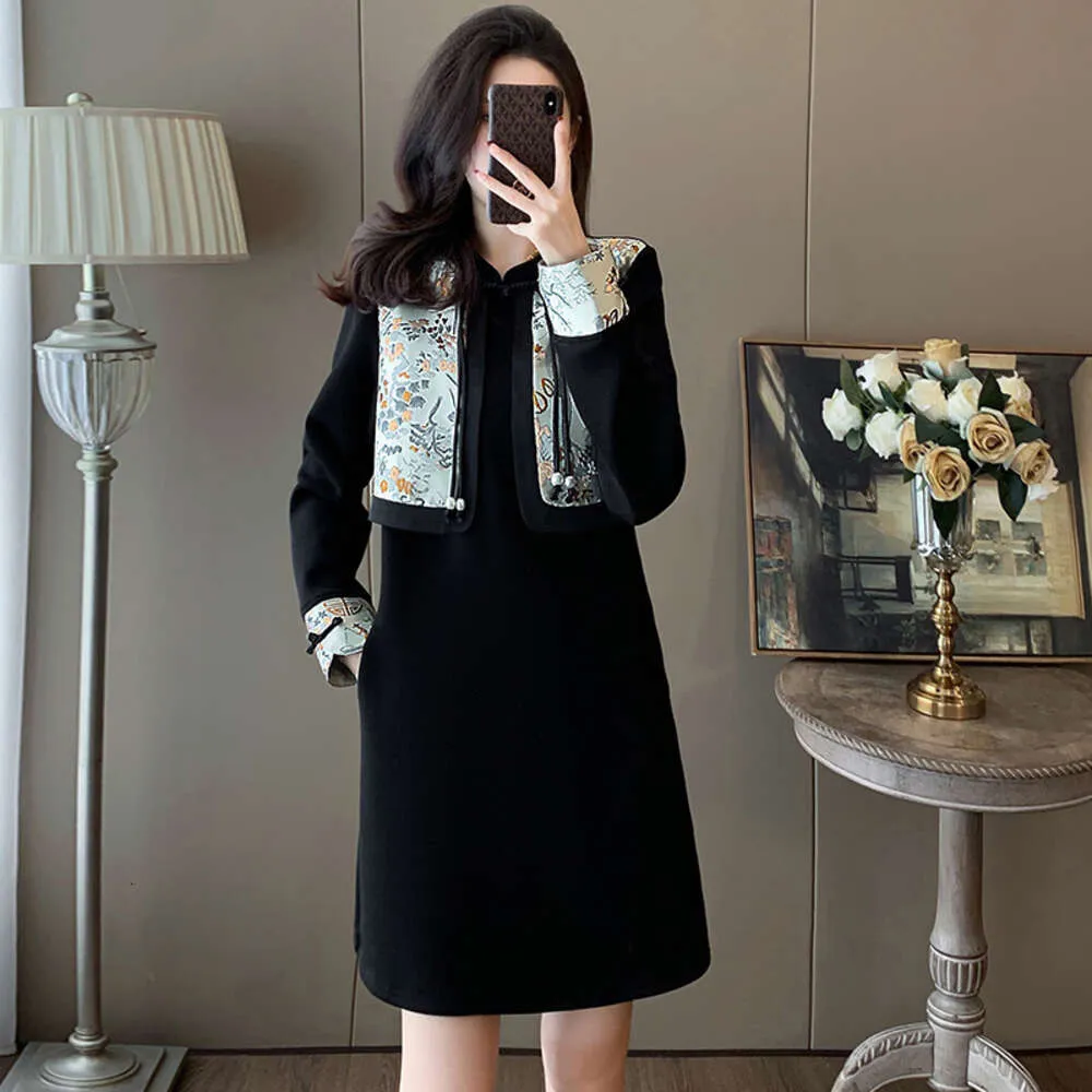 Nuovo stile cinese ricamato per la primavera 2024 da donna, con un temperamento di design di fascia alta.Abito nero elegante e a maniche lunghe