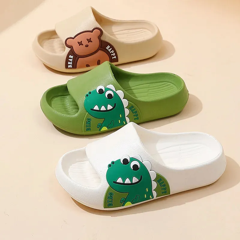 Barn tofflor Summer Cartoon Dinosaur Bear Sandals pojkar flickor mjuka ensamma hem flip flops barn non-slip strand toffel 240311