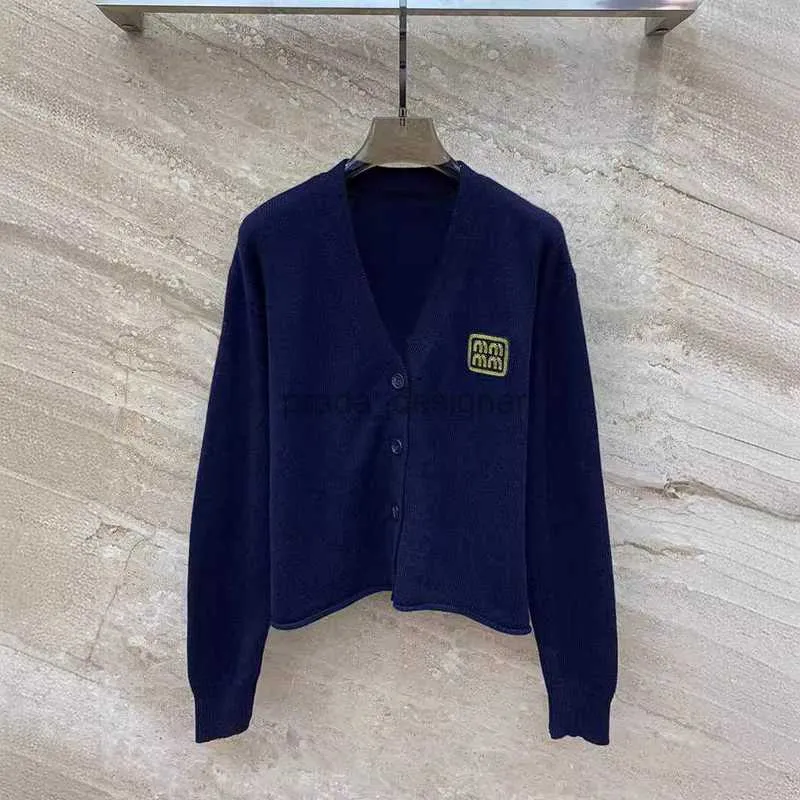 Pulls pour femmes de créateurs Miui série haute version veste en laine bleu profond avec lettres brodées sur cardigan col en V haut tricoté pour les femmes au printemps