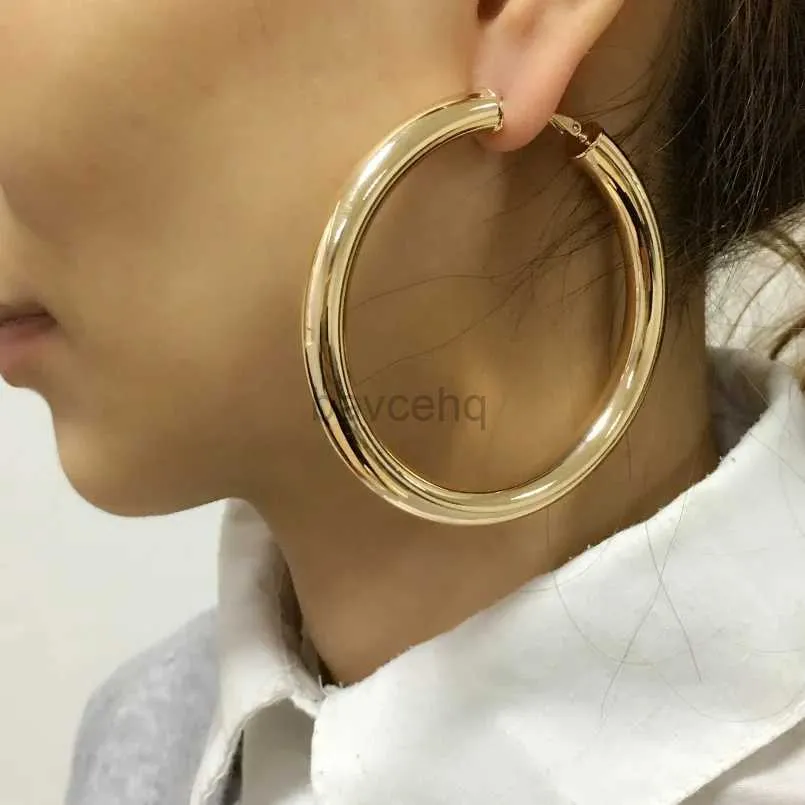 Hoop Huggie UKEN 2023 Punk Fashion 70mm de diamètre large anneau boucles d'oreilles adapté aux femmes déclaration boucles d'oreilles Brincos bijoux accessoires épais 240326