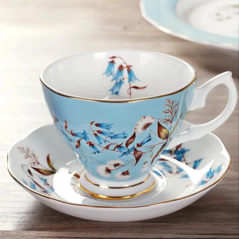 Tasses Tasse à café en porcelaine d'os européen soucoupe thé de l'après-midi Latte délicate en céramique feuille de Lotus tasse petit déjeuner lait 180 ml