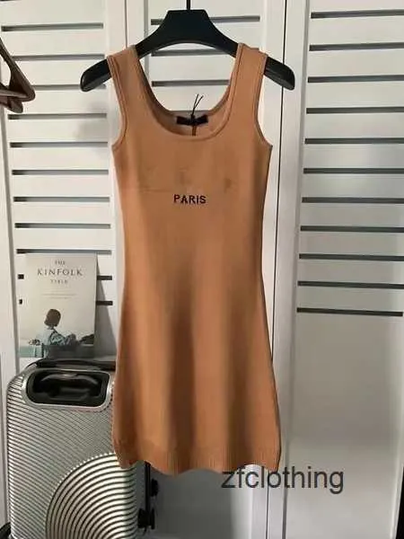 Stickad designer klänning för kvinna lång t shirt svart tjej kvinnor kläder sommar casual lady bodycon ärmlös bomull stickad bokstav smal passform sexig mode rroi