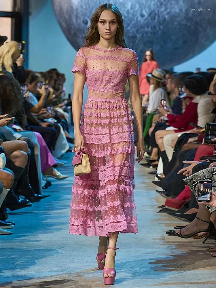Festklänningar extravaganta damer sommar högkvalitativ mode rosa nät broderade flickor ganska söt chic länge för kvinnor