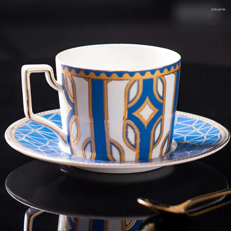 Filiżanki spodki o wysokiej wartości luksusowe luksusowe styl i setek z wysokiej klasy wykwintną popołudniową herbatą