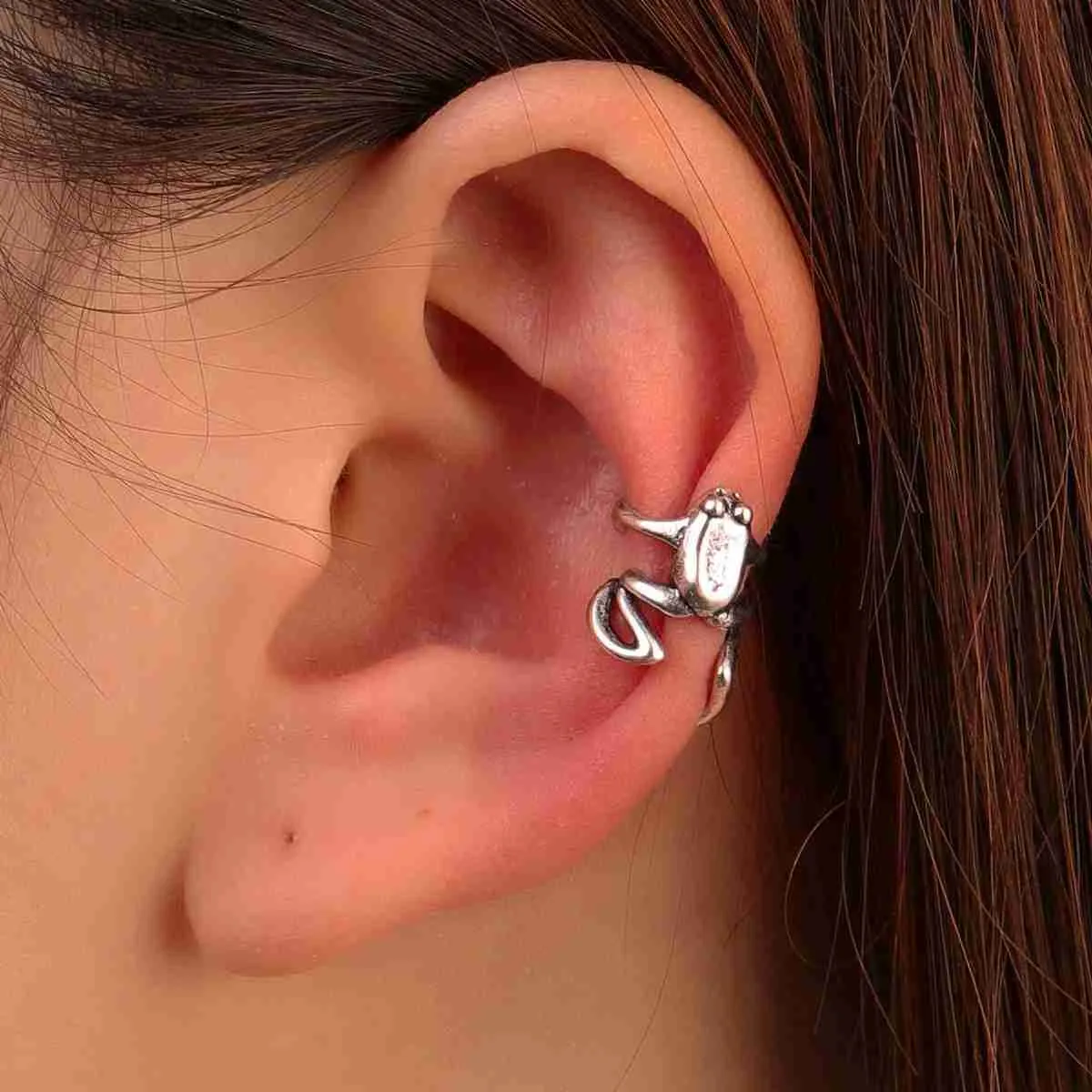 Ear Cuff Ear Cuff Personalized multi-color frog ear cuffs clip earrings suitable for cute women animals non perforated earrings punk jewelry gifts Y240326