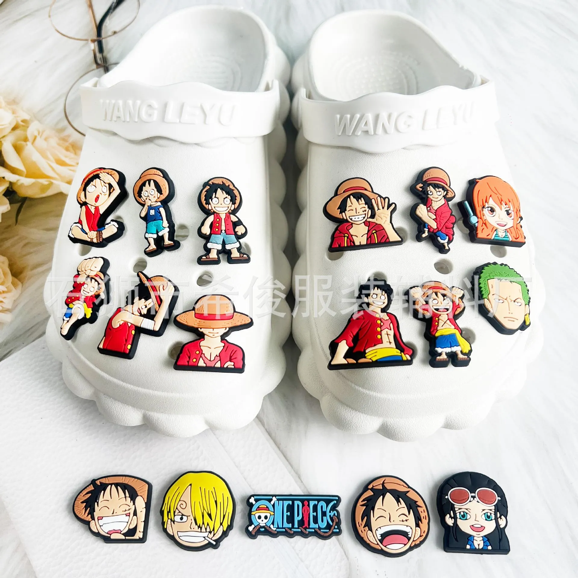 19 TOPLUKLAR Boys One Piece Karakterler Anime Charms Toptan Çocukluk Anıları Komik Hediye Karikatür Takımları Ayakkabı Aksesuarları PVC Dekorasyon Toka Yumuşak Kauçuk Clog