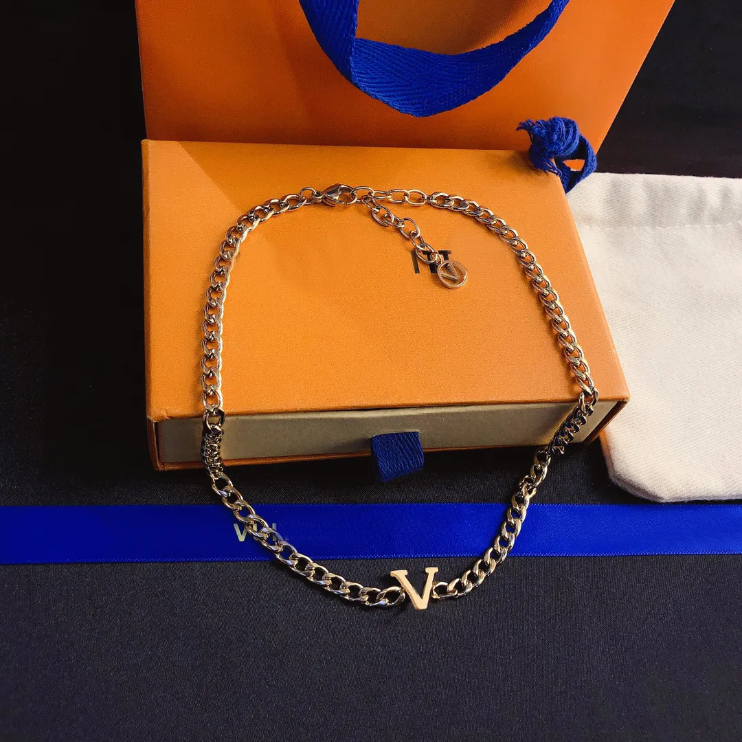Varumärkesdesigner halsband högkvalitativ guldpläterad lyxbrev hänge halsband 2023 Ny charmiga kvinnliga smyckengagemang kärleksfest presentkedja halsband