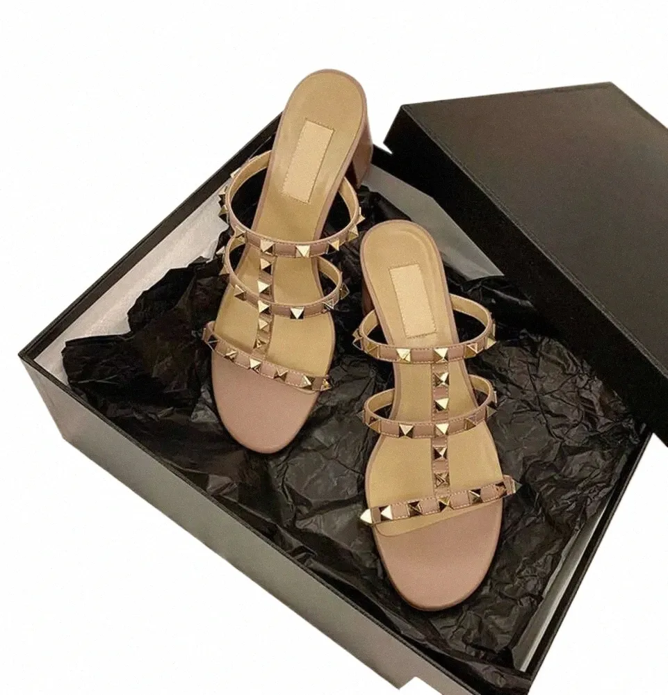 Sandali di alta qualità Designer di lusso Sandalo Estate Donna Slide Scarpe Pantofola 2024 Nuova pelle Stud Nude Rivetto da donna Tacchi spessi Versatile Fi 6 059j #