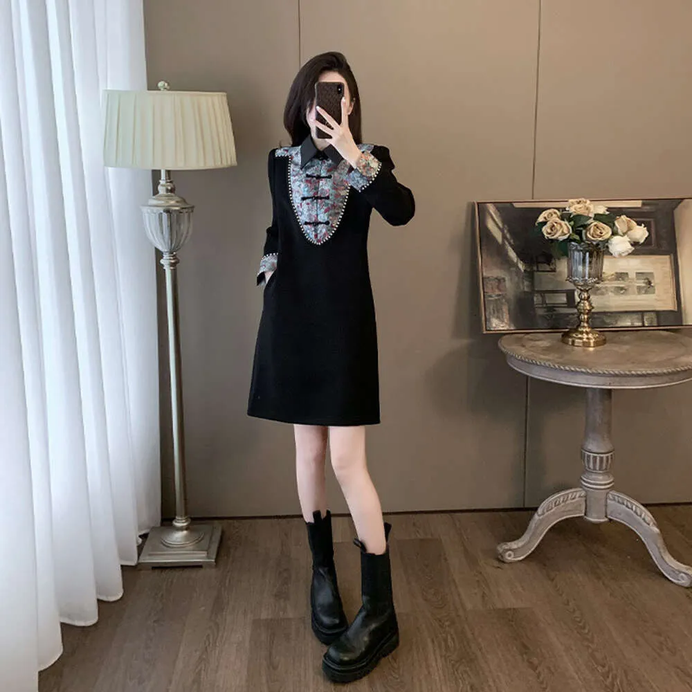 Nieuwe zware industriële Chinese stijl voor dames in herfst en winter 2023, nieuw high-end gevoel, super mooi temperament, kleine zwarte jurk met toegevoegd fluweel