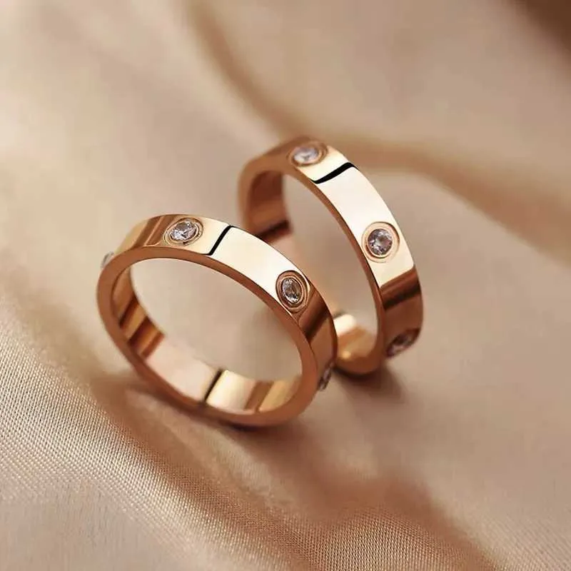 Anneaux de bande 2023 Fashion en acier inoxydable en or rose Love Ring Mens Couple Crystal Ring Luxury Brand Branche de mariage Gift J0326