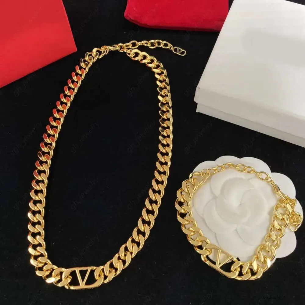 gioielli classici di alta qualità placcati in oro set di catene cubane elegante acciaio inossidabile semplice lettera collana braccialetto braccialetto regalo per gli amanti degli uomini e delle donne