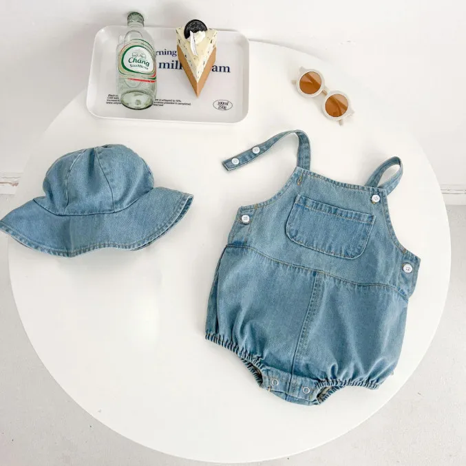 Été bébé denim barboteuses avec chapeau 2pcs ensembles mode enfant en bas âge enfants doux mince cowboy jarretelles infantile garçons filles triangle grimper vêtements Z3328