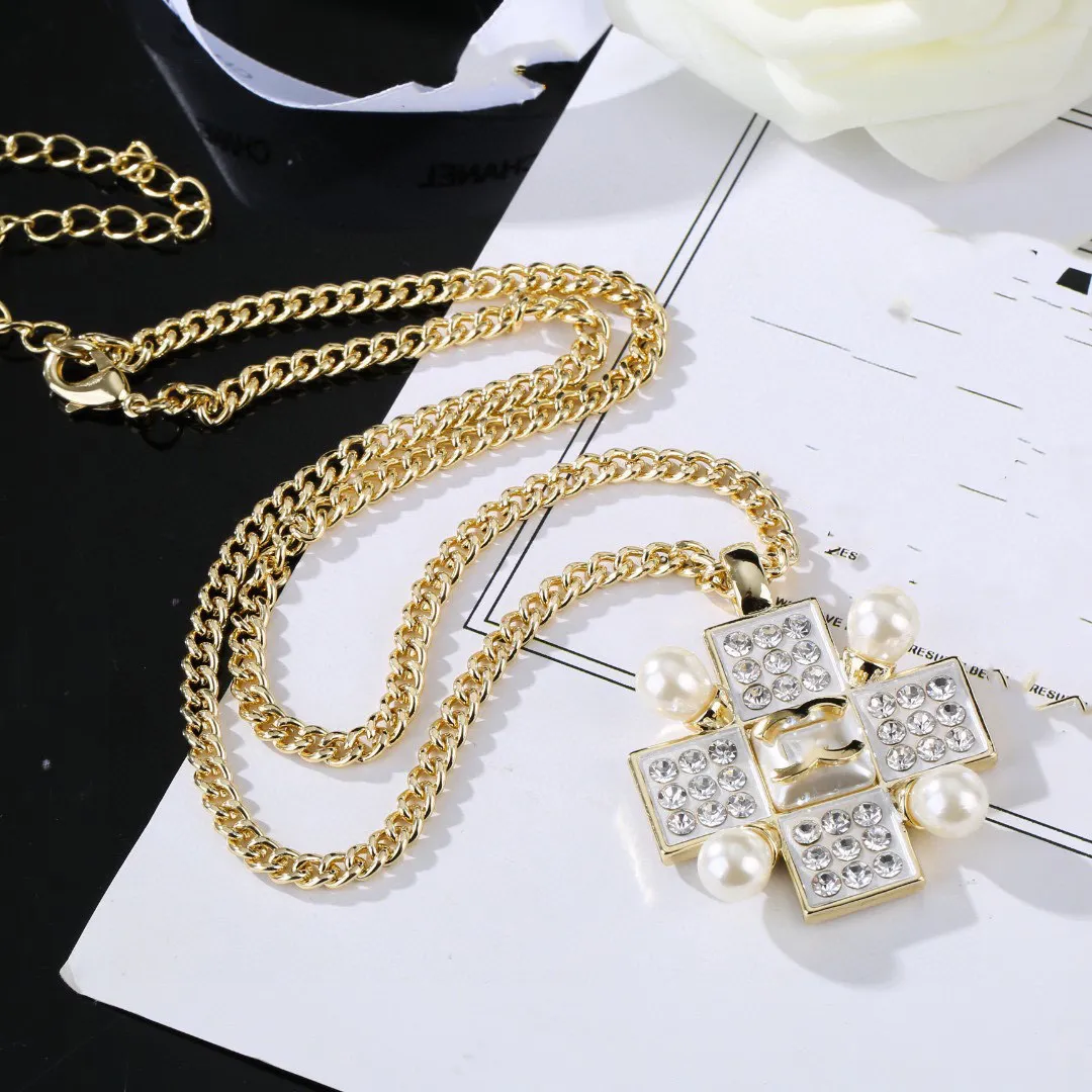 Designer Top Quality Pendant Necklaces Classic Gilded Heart chokers Chanells for Women Letter C Necklace Jewelry Party Trend 756