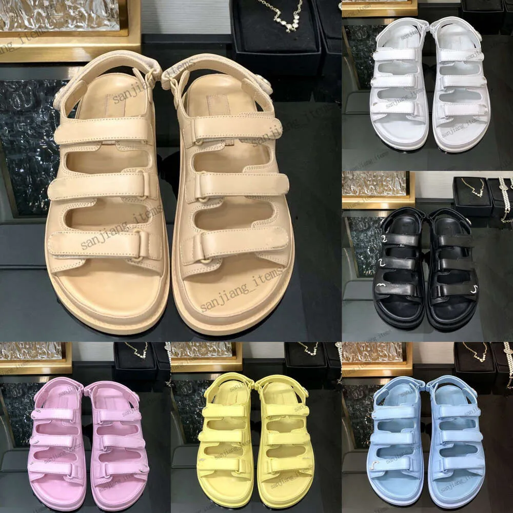 Kristallen gesp Gewatteerd kalfsleer Papa-sandalen Slippers Slippers Designerschoenen In elkaar grijpende C Damesmuiltje Slingback-flats met 3 bandjes Strandslip-on Lamsleer Beige Platform