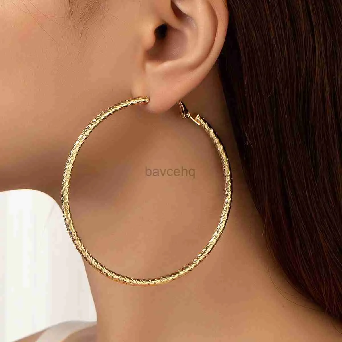 Hoop Huggie Boucles d'oreilles en métal géométrique utilisées pour les bijoux pour femmes cadeaux services de voiture boucles d'oreilles rondes mode boucles d'oreilles de déclaration exotique 240326