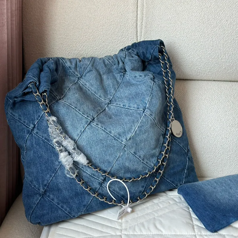 Klasik 22b kapitone denim çöp omuz çantaları yüksek kaliteli mavi gradyan renk büyük kapasiteli crossbody çanta lüks tasarımcı kadın gümüş donanım zinciri