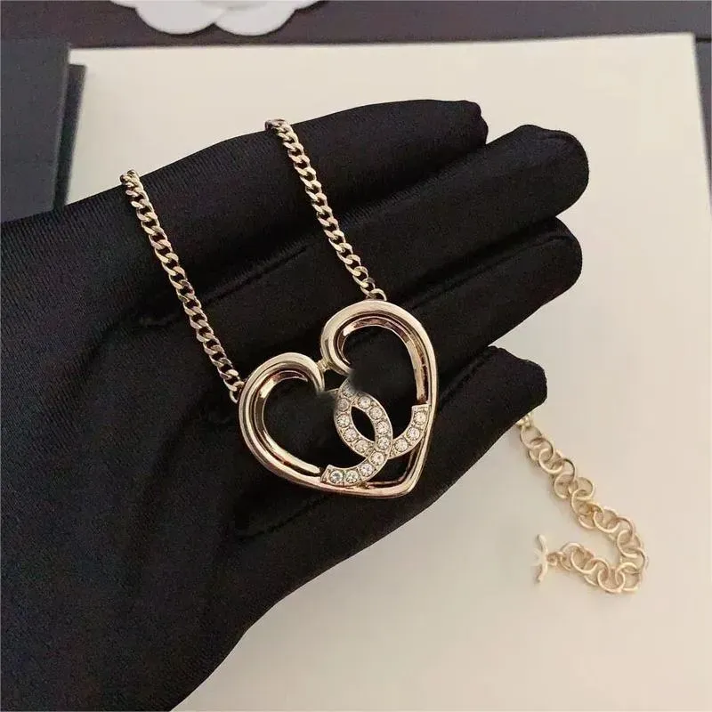 Guldbokstäver Sailormoon Love Heart Necklace Designer Jewelry for Women har Moissanite Link Chain Choker Clover Letter Diamond Pendant Halsband