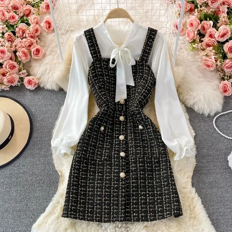 Arbetsklänningar 2023 Spring Autumm Two Piece Set Women Emperament Bow Tie Shirt T Plaid Suspender Dress Set Tide Outfits For FCy474 Drop Otis7