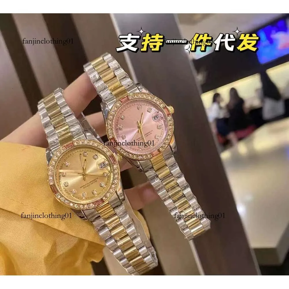 WeChat 비즈니스 에이전시는 다이아몬드 인레이 및 캘린더, 세련되고 다재다능한 스틸 밴드 Quartz 여자 시계 크로스 국경과 함께 Lao Jia의 일기 시리즈를 보냅니다.