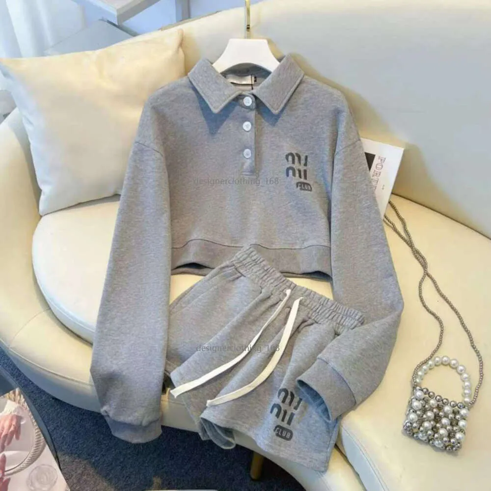 24SS Tracksuit Miu Long Sleeve T 셔츠 셔츠 스포츠웨어 편지 인쇄 땀복 디자이너 폴로 셔츠 정장 여성 요가 착용 반바지 요가 바지 2 조각 세트