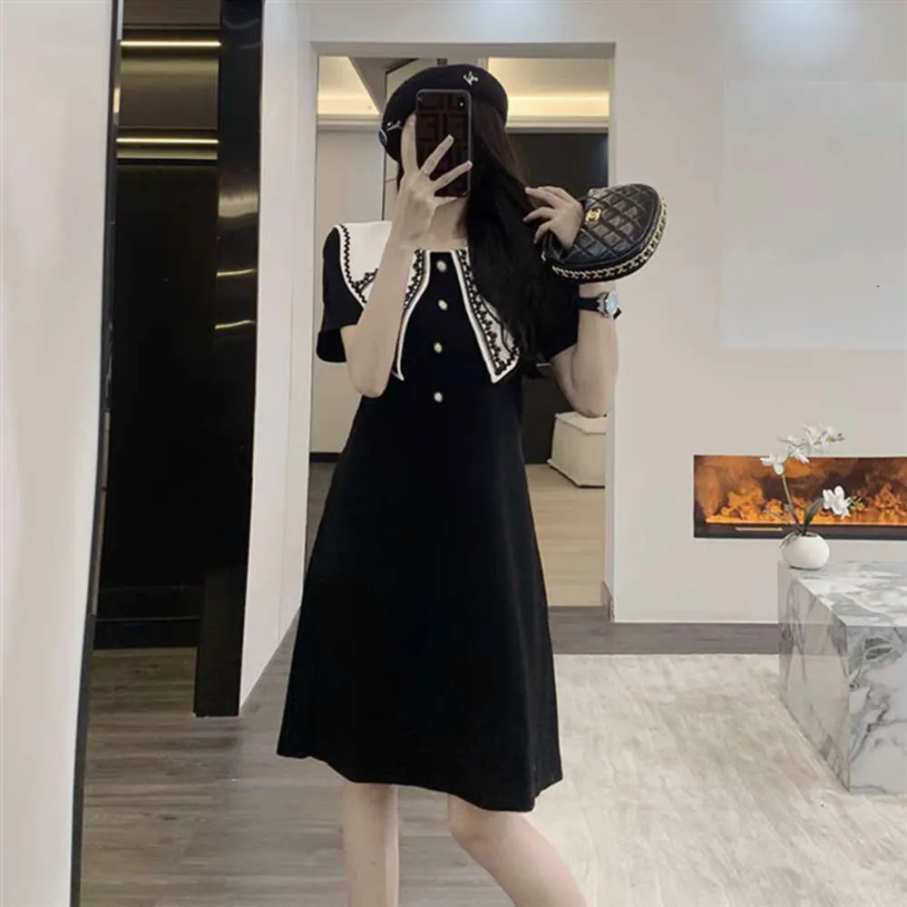 2023 Summer New French Hepburn Style Little Black High End Fashion Casual Loose and Slim Short Sleeve Dress