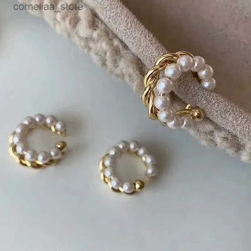 Ear Cuff Ear Cuff New Korean gold double circular twisted pearl earrings with vintage geometric circular cuffs fake perforated pearl clip earrings Y240326