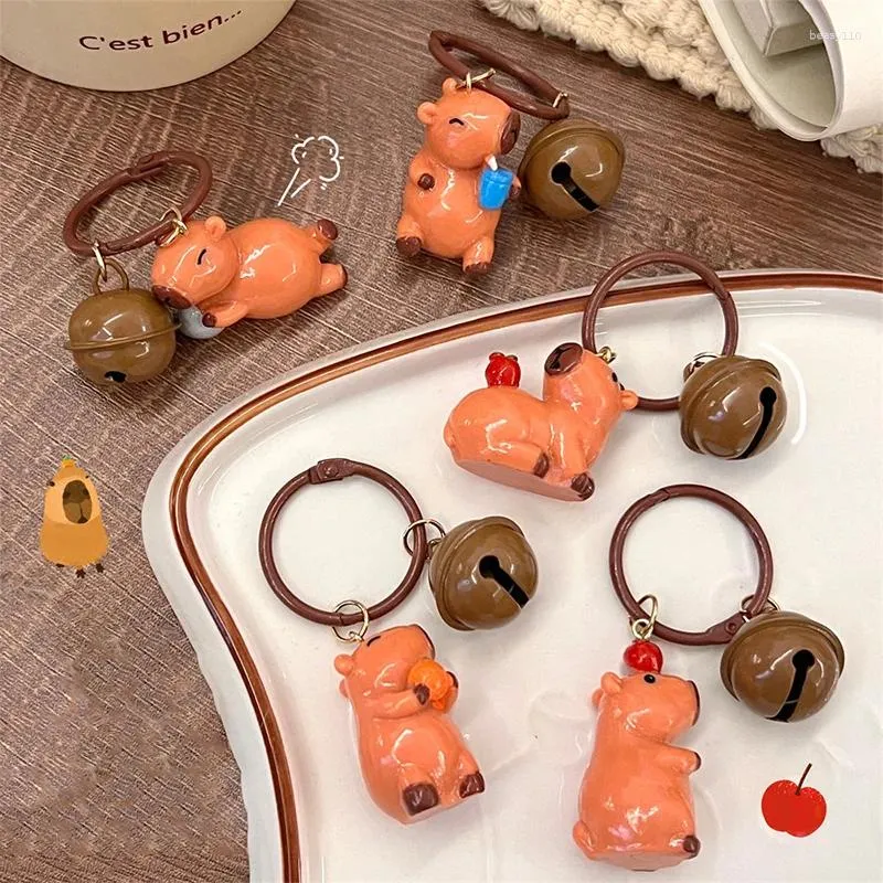 Keychains Creative Animal Capybara Keyrings med öppen ring Buckle Bell Bag Pendant Keychain for Women Girl Car Hanging Trinket Nyckelhållare