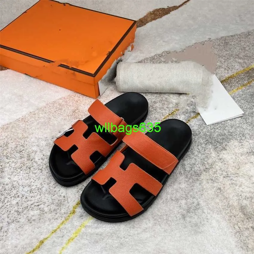 Flipers de verão Sandálias Chypre 2024 Slippers Casal Série externa usando sandálias grossas solteiras de uma linha de linhas de linear e feminino de moda tem logotipo hbhj