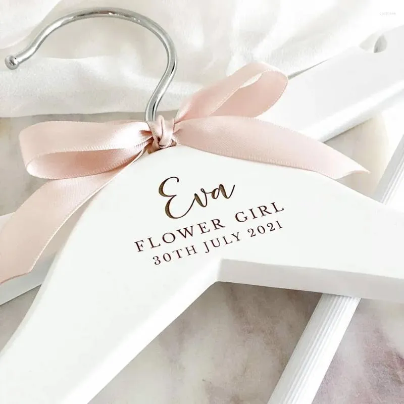 Party Favor White Solid Wood Hanger Custom Bridesmaid Trä utan halkfri graverad brudbröllopsklänning Hängare med Bow Modern Simple