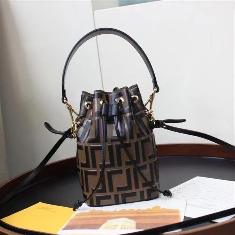 Borsa a secchiello da donna 2F Le mini borse a secchiello in pelle marrone sono dotate di coulisse e logo in metallo impreziosito da motivo in rilievo dipinto a mano nero 2941