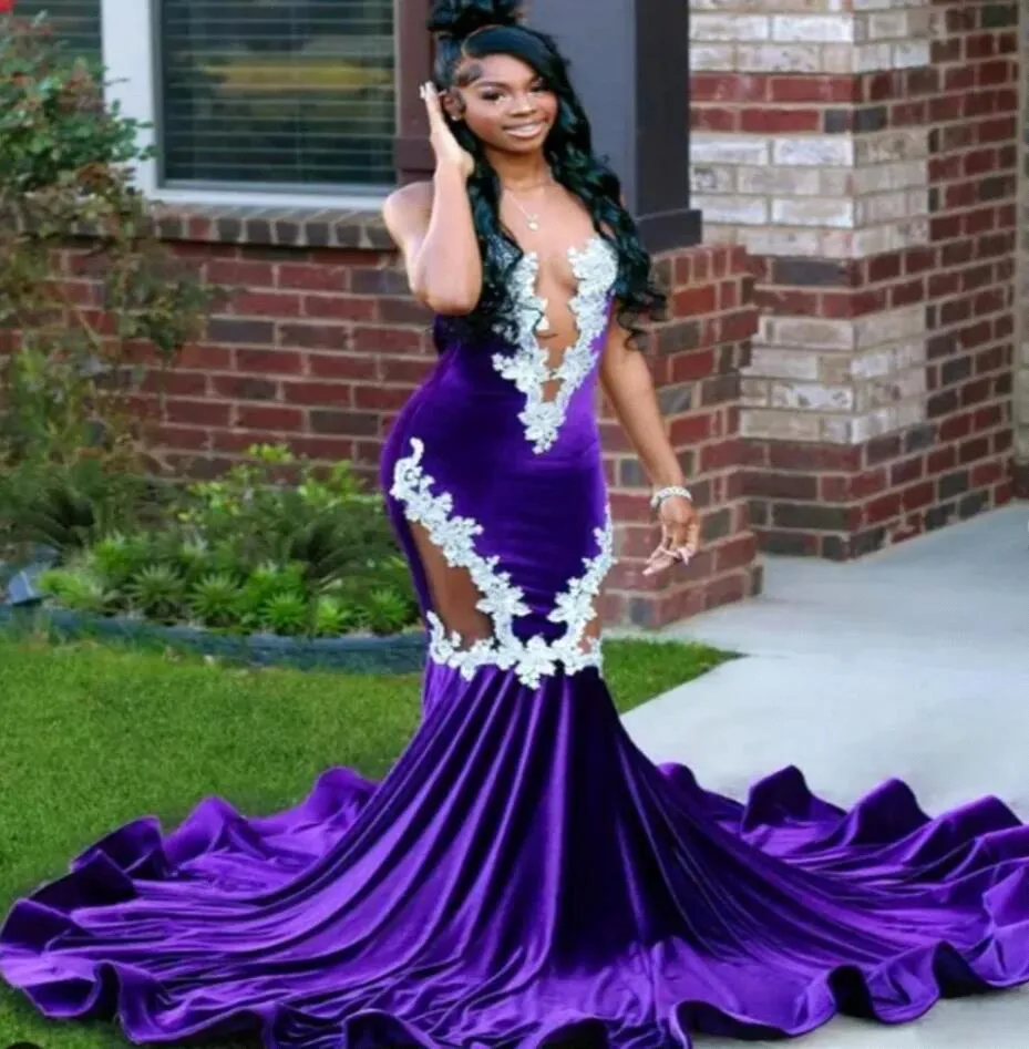 2024 Nya Purple Velvet Prom -klänningar med applikationer Seer Sheer Jewel Neck Ruffles Långa aftonklänningar för svarta flickor Specialtillfällen bär BC18274