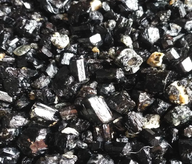 Ganze 100 g natürlicher schwarzer Turmalin, raues Mineral, Quarzkristall, Kies, Trommelstein, Reiki-Heilung zum Entmagnetisieren2530858