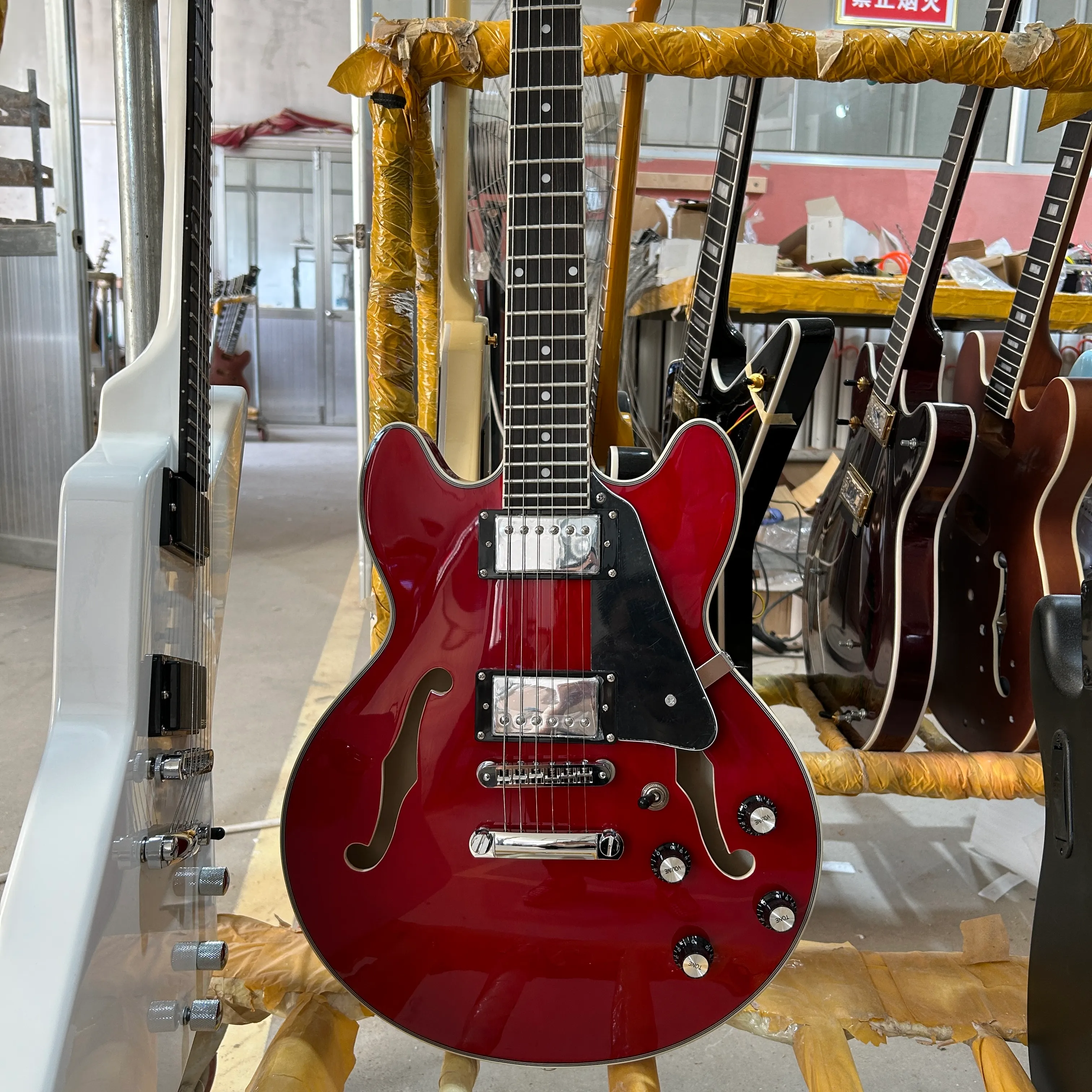 339 일렉트릭 기타, 반 중공 바디, 투명한 붉은 색, 로즈 우드 지판, 실버 액세서리, 무료 선박
