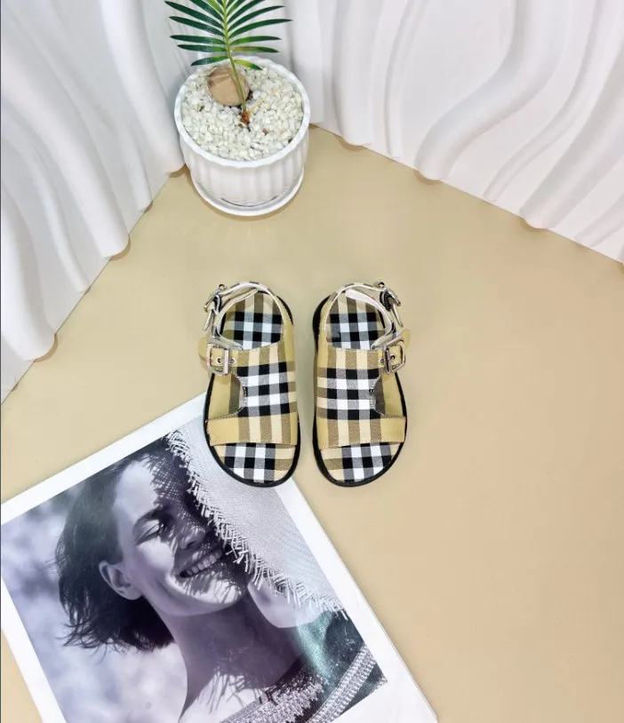 Luxury kids plaid sandals designer boys girls lattice casual sandals fashion children metals buckle non-slip shoes EUR26-35 Z7352