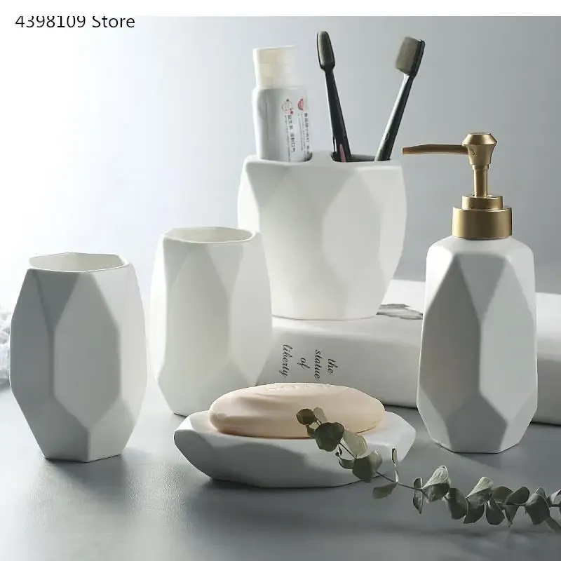 Supporti Set da bagno nordico nero satinato Modellazione artistica Bottiglia di lozione in ceramica Portaspazzolino Vassoio per sapone Articoli da toeletta creativi alla moda