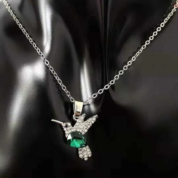 Collana con ala di uccello di vendita calda per donna con decorazioni di diamanti personalizzate Catena con pendente a forma di colibrì color smeraldo