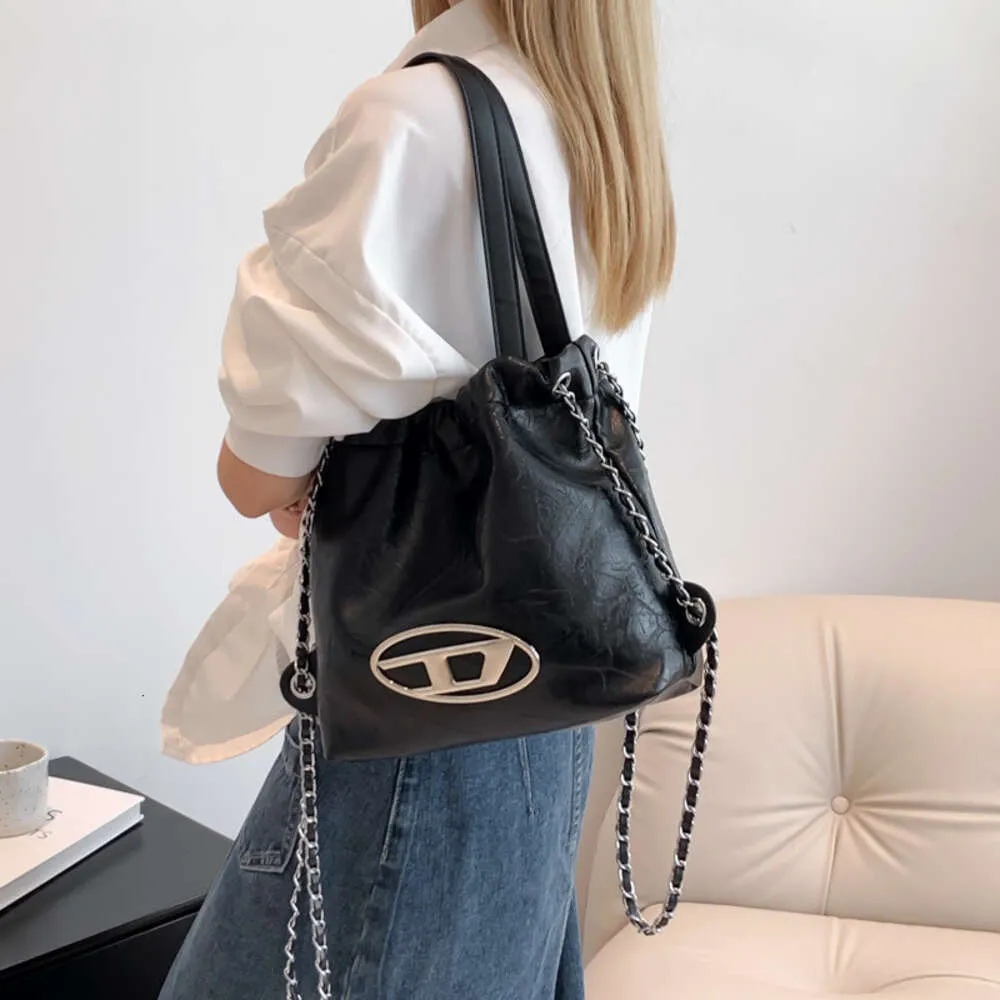 Moda çantası tasarımcıları, popüler markalardan% 50 indirimli yeni omuz çantası tek kadın sırt çantası büyük kapasiteli el çantasında unisex çantalar satıyor