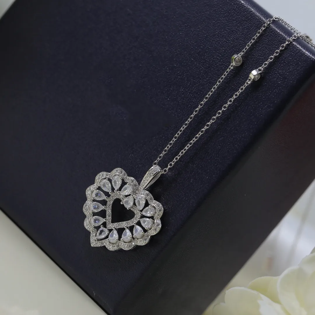 豪華なジュエリー精密版の愛のネックレスは、フルダイヤモンドハートの形、超美しく、エレガントで輝くジルコンを備えています