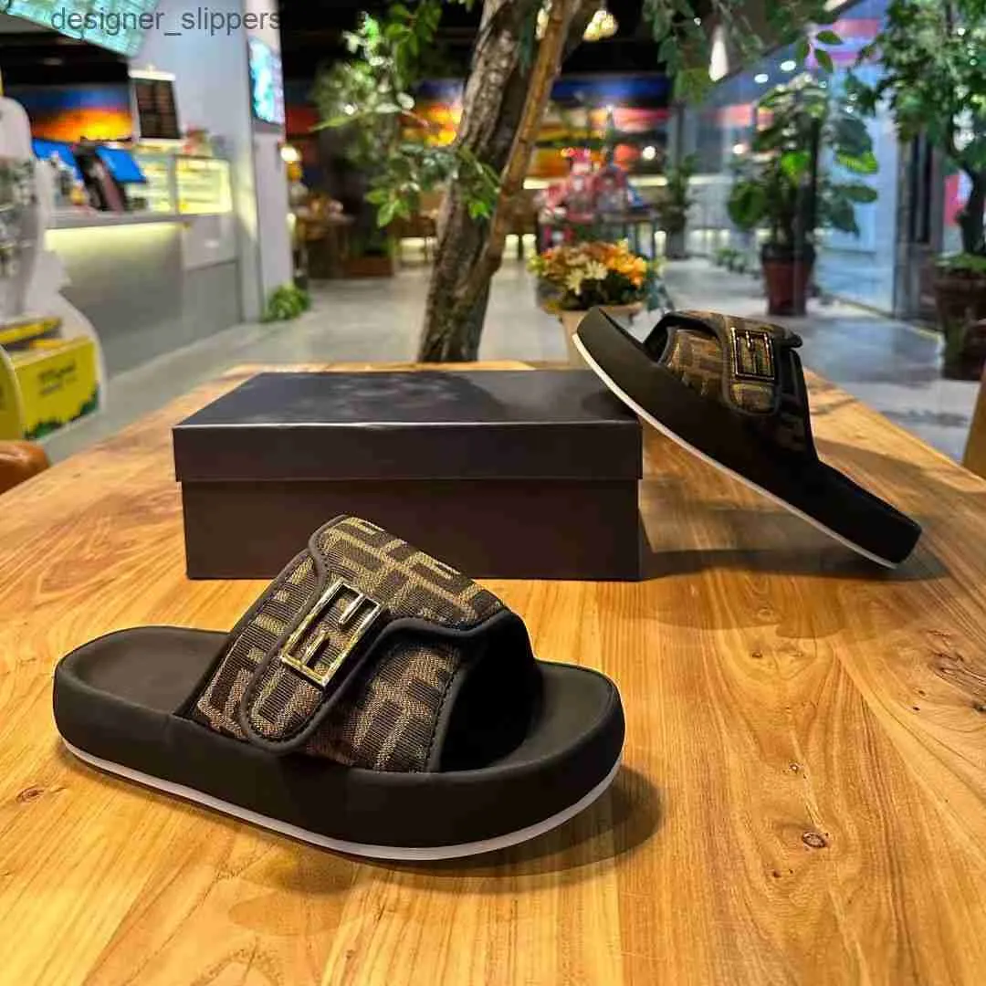 슬리퍼 슈퍼 핫 블랙 남성 신발 새로운 통기성 벨크로 틈새 틈새 두꺼운 밑창은 외부 Q240326에 해변 1 줄 샌들을 착용합니다.