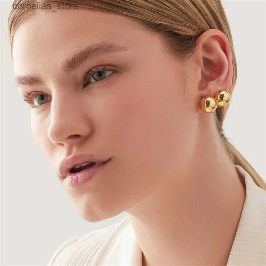 Ear Cuff Ear Cuff French Minimalist Fashion High-End Metal Double Ball Earrings and Ear Clips Lämpliga för Womens Light Luxury Design Charm smycken Trend Y240326