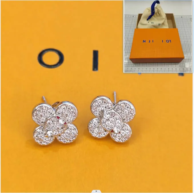 Nouvelles boucles d'oreilles plaquées argent conçues par un créateur de marque en forme de trèfle spécialement pour les charmantes filles Boutique petite boîte d'amour romantique incrustée de diamants