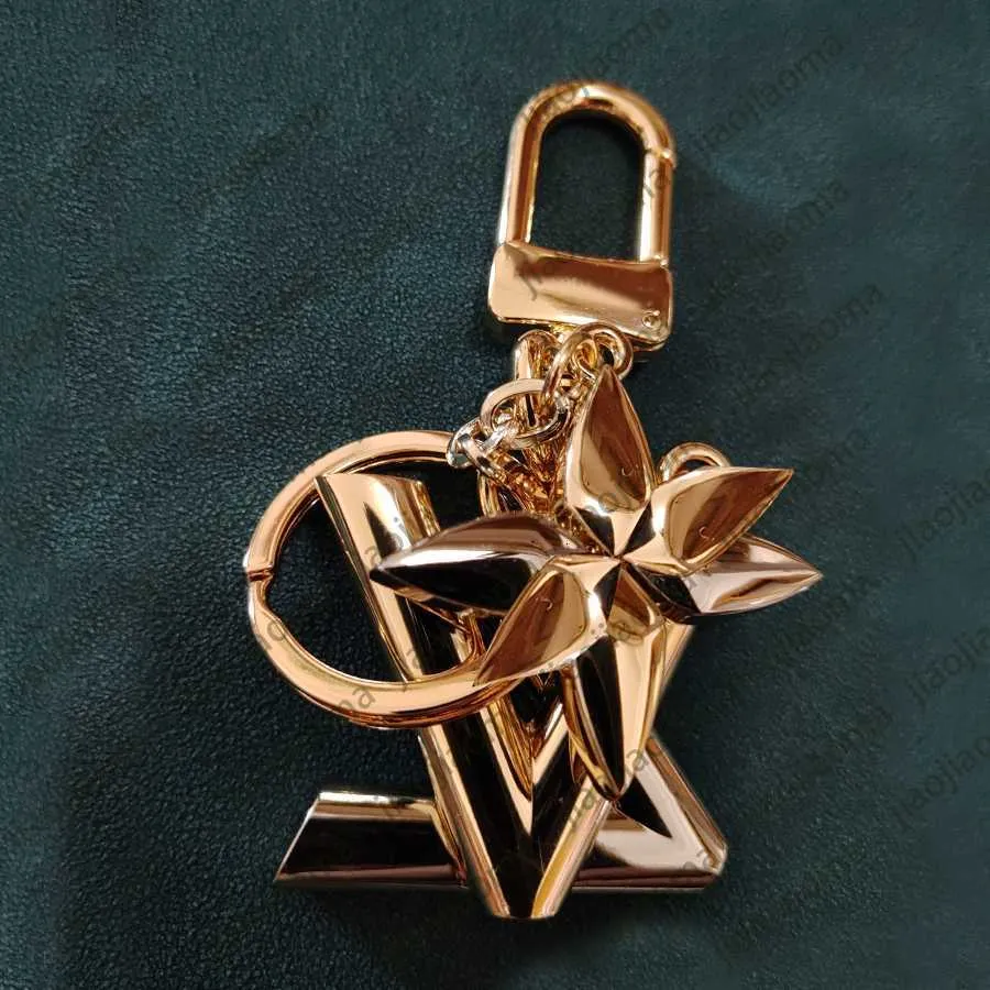 Luxury Keyring Designer Keychain Högkvalitativ modeväska Pendant Car Chain Charm Bag Classic Mens Womens Letter Gold Silver Buckle Metal Accessories 0028