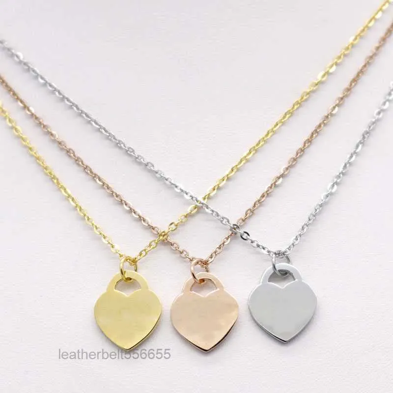 Collana a forma di cuore a forma di cuore in acciaio inossidabile con gioielli femminili corti, pendente in oro 18 carati con cuore in titanio e pesca per donna 7V2J